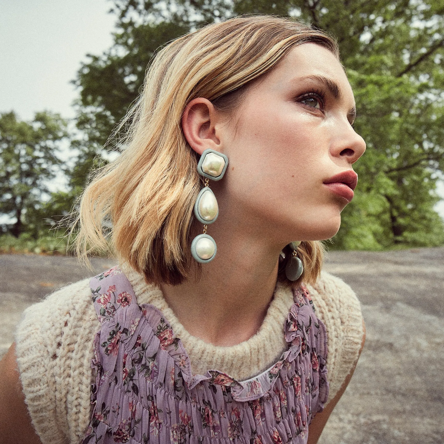 PEARL FOG RESIN PEARL LINEAR EARRINGS